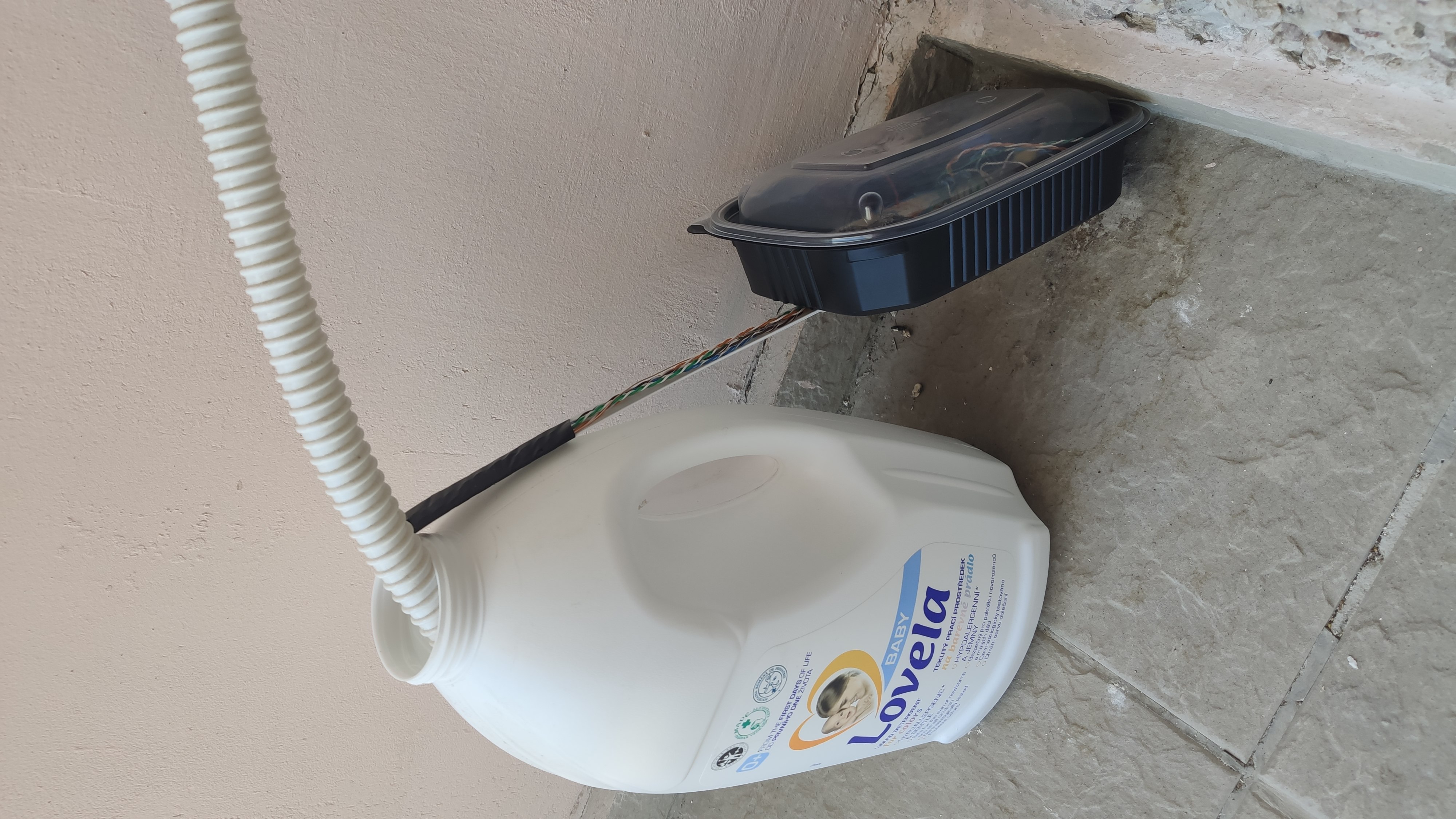 Celkový pohľad na nádobu a elektroniku